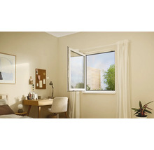 Helles Zimmer mit offenem Drehkippfenster, Schreibtisch und Bett.