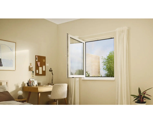 Helles Zimmer mit offenem Drehkippfenster, Schreibtisch und Bett.