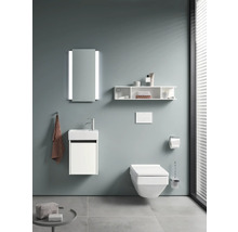 Modernes Badezimmer mit Wandtoilette, Waschtisch, Spiegelschrank mit Beleuchtung und Regal