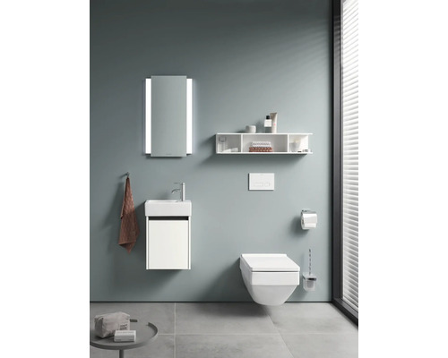 Modernes Badezimmer mit Wandtoilette, Waschtisch, Spiegelschrank mit Beleuchtung und Regal