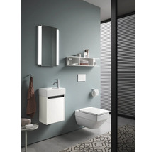 Modernes Badezimmer mit Hänge-WC, Waschbecken mit Unterschrank, Spiegelschrank und Regal