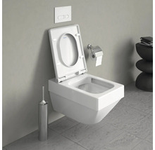 Wandhängendes WC mit offenem Toilettendeckel, Spülknopf, Toilettenbürste und Toilettenpapierhalter in Badezimmer.