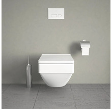 Wandhängendes WC mit Betätigungsplatte, Toilettenpapierhalter und Toilettenbürste im Badezimmer.