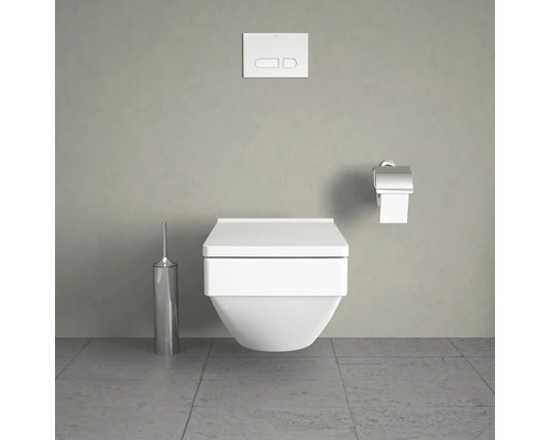 Wandhängendes WC mit Betätigungsplatte, Toilettenpapierhalter und Toilettenbürste im Badezimmer.