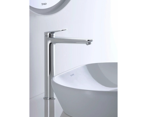 Duravit Waschtischmischer in Chrom mit hohem Auslauf an einem weißen Aufsatzwaschbecken aus Keramik.