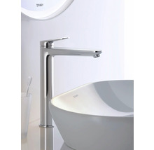 Duravit Waschtischarmatur aus Chrom mit hohem Auslauf an einem weißen Aufsatzwaschbecken in einem hellen Badezimmer.