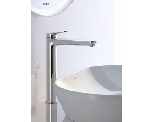 Duravit Waschtischarmatur aus Chrom mit hohem Auslauf an einem weißen Aufsatzwaschbecken in einem hellen Badezimmer.