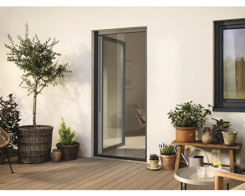 Terrasse mit Pflanzen, Terrassentür und Fenster für den Außenbereich