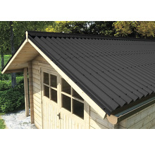 Nahaufnahme eines Gartenhauses mit Metalldachplatten für eine stabile und langlebige Dachkonstruktion.