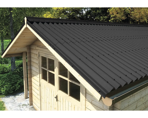 Nahaufnahme eines Gartenhauses mit Metalldachplatten für eine stabile und langlebige Dachkonstruktion.