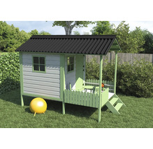 Spielhaus aus Holz mit Terrasse und Leiter im Garten