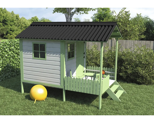 Spielhaus aus Holz mit Terrasse und Leiter im Garten
