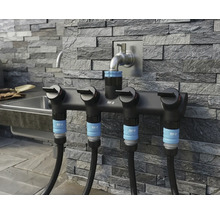 Wasserverteiler mit vier Anschlüssen und Wasserhähnen für den Garten