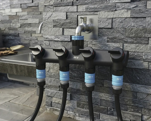 Wasserverteiler mit vier Anschlüssen und Wasserhähnen für den Garten