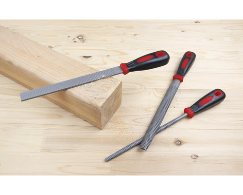 Holzraspeln mit Kunststoffgriff und Holzstück