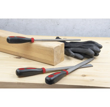 Holzblock, Handschuhe und verschiedene Feilen auf einer Holzoberfläche.