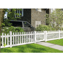 Weißer Lattenzaun mit Tor im Garten