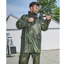 Mann mit Hochdruckreiniger in Regenkleidung