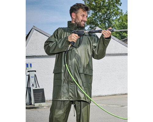 Mann mit Hochdruckreiniger in Regenkleidung