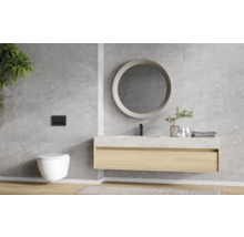 Modernes Badezimmer mit grauen Fliesen in Steinoptik, hängendem Waschtisch aus Holz mit Marmorplatte, rundem Spiegel und wandhängender Toilette.