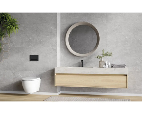 Modernes Badezimmer mit grauen Fliesen in Steinoptik, hängendem Waschtisch aus Holz mit Marmorplatte, rundem Spiegel und wandhängender Toilette.
