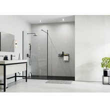 Modernes, helles Badezimmer mit ebenerdiger Dusche, schwarzen Armaturen, Waschtisch mit schwarzem Gestell und großem Spiegel.