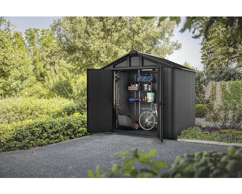 Gartenschuppen mit geöffneter Tür, ausgestattet mit Regalen, Rasenmäher und Fahrrad