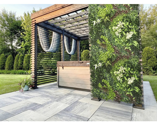 Szene mit Whirlpool unter einer Pergola und einer vertikalen Gartenwand