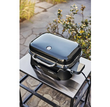 Weber Lumin Elektrogrill auf einem Tisch im Freien