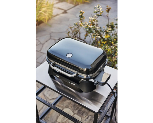 Weber Lumin Elektrogrill auf einem Tisch im Freien
