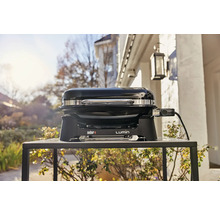 Weber Lumin Elektrogrill auf einem Tisch im Außenbereich