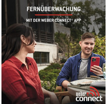 Fernüberwachung mit der Weber Connect App: Ein Mann und eine Frau sitzen im Freien, der Mann hält ein Smartphone in der Hand.