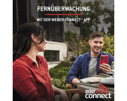 Fernüberwachung mit der Weber Connect App: Ein Mann und eine Frau sitzen im Freien, der Mann hält ein Smartphone in der Hand.