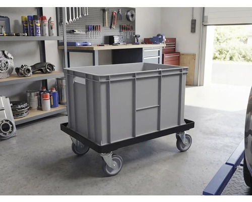 Grauer Lagerbehälter auf einem Rollbrett in einer Werkstatt.