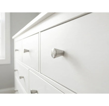 Weißer Schubladenschrank mit silberfarbenen Knöpfen