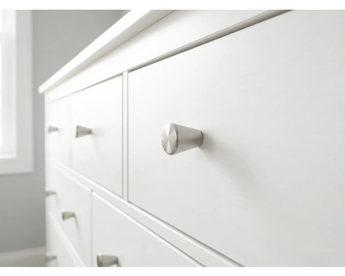 Weißer Schubladenschrank mit silberfarbenen Knöpfen