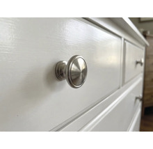 Kommode mit silberfarbenem Griff