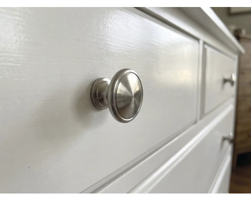 Kommode mit silberfarbenem Griff