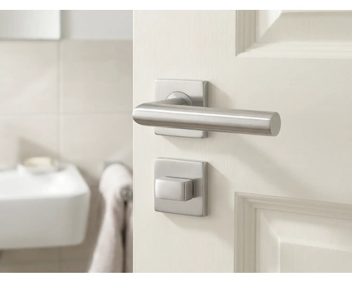 Tür mit Türbeschlag im Badezimmer