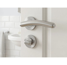 Türbeschlag-Set mit Griff und Drehknopf auf einer weißen Tür