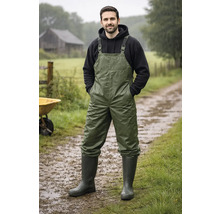 Mann trägt wasserdichte Latzhose und Gummistiefel im Freien