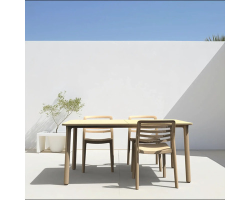 Gartentisch mit Stühlen auf einer Terrasse