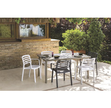 Gartenszene mit Esstisch und Gartenstühlen