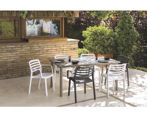 Gartenszene mit Esstisch und Gartenstühlen