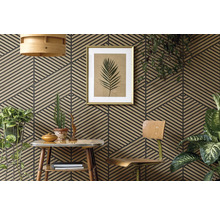 Moderne Raumgestaltung mit Akustikpaneelen in geometrischem Holzleisten-Design, einem Holzstuhl und verschiedenen Zimmerpflanzen.