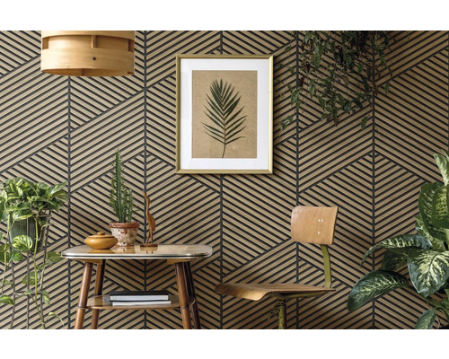 Moderne Raumgestaltung mit Akustikpaneelen in geometrischem Holzleisten-Design, einem Holzstuhl und verschiedenen Zimmerpflanzen.