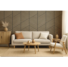 Wohnzimmer mit geometrischer Wandverkleidung aus Holzlamellen, hellem Sofa, Holzcouchtisch und Sessel auf einem gewebten Teppich.