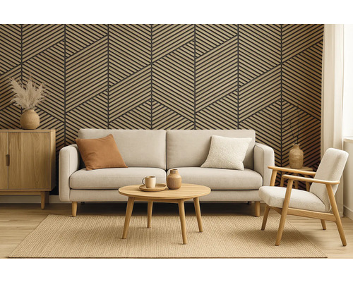 Wohnzimmer mit geometrischer Wandverkleidung aus Holzlamellen, hellem Sofa, Holzcouchtisch und Sessel auf einem gewebten Teppich.