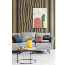 Wohnzimmer mit Akustikpaneelen aus Holzlamellen in vertikalem und geometrischem Muster an der Wand hinter einem Sofa.