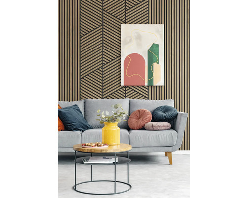 Wohnzimmer mit Akustikpaneelen aus Holzlamellen in vertikalem und geometrischem Muster an der Wand hinter einem Sofa.